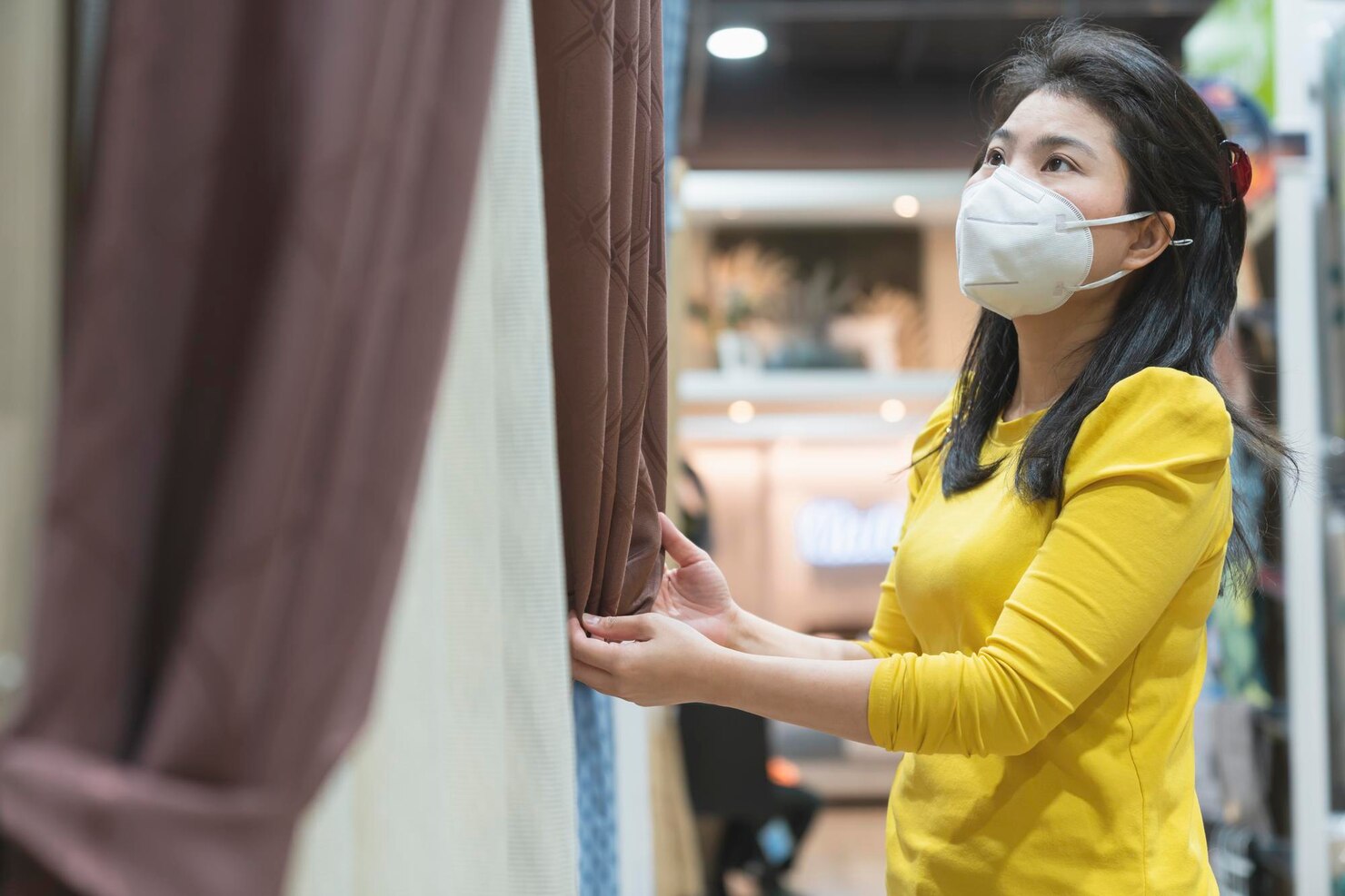 nuevo estilo vida normal mujer asiatica vestido amarillo protege compras mascaras grandes almacenes despues final periodo cuarentena cierrenuevo estilo vida norma